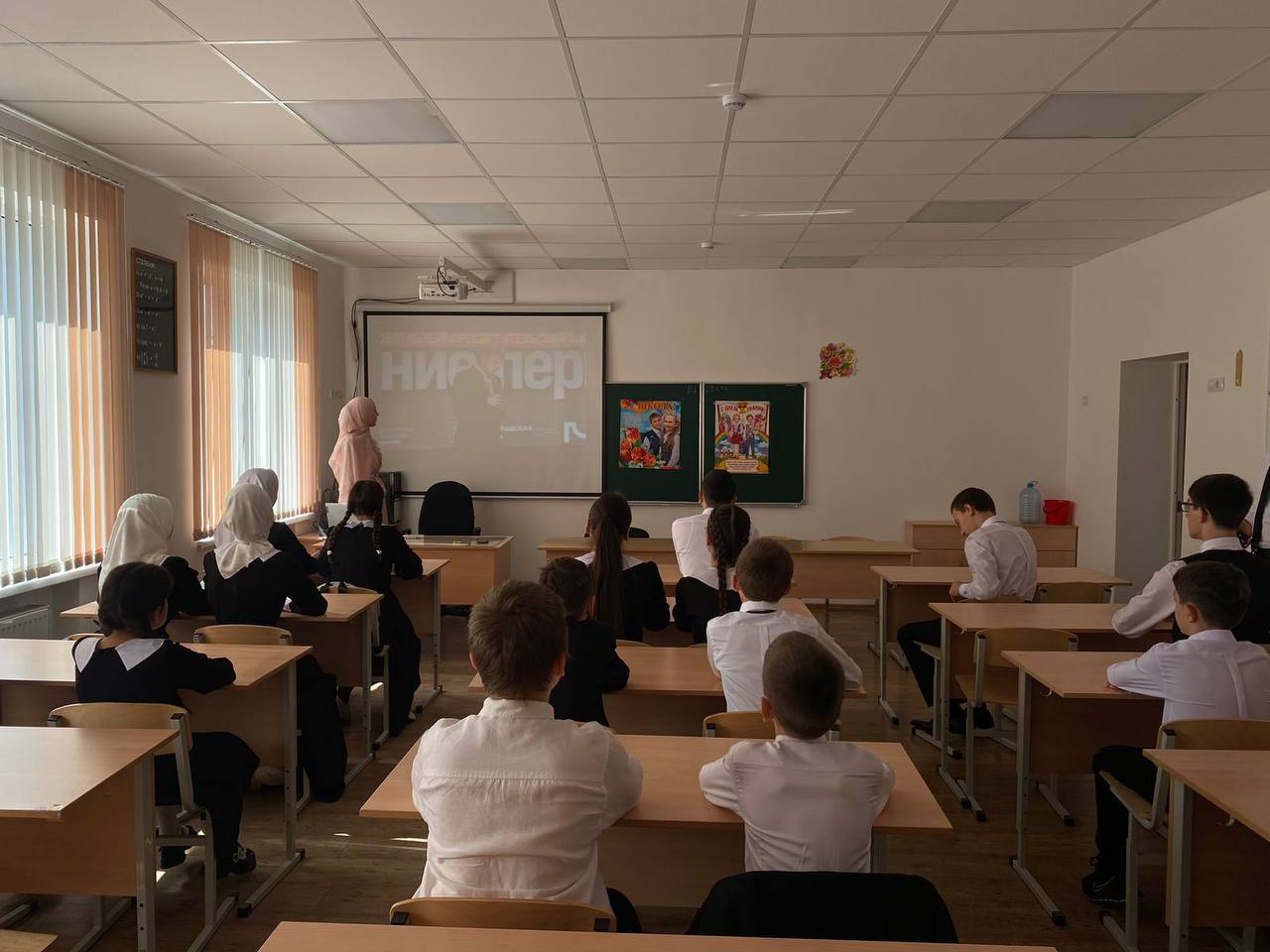 Сегодня, 02.09.2024 в нашей школе прошли первые уроки проекта «Разговоры о важном» в 2024-2025 уч.году, которые были посвящены разговору об образе будущего России. Каждый класс посмотрел видеопоздравление Владимира Путина с Днем знаний, ребята послушали Д.