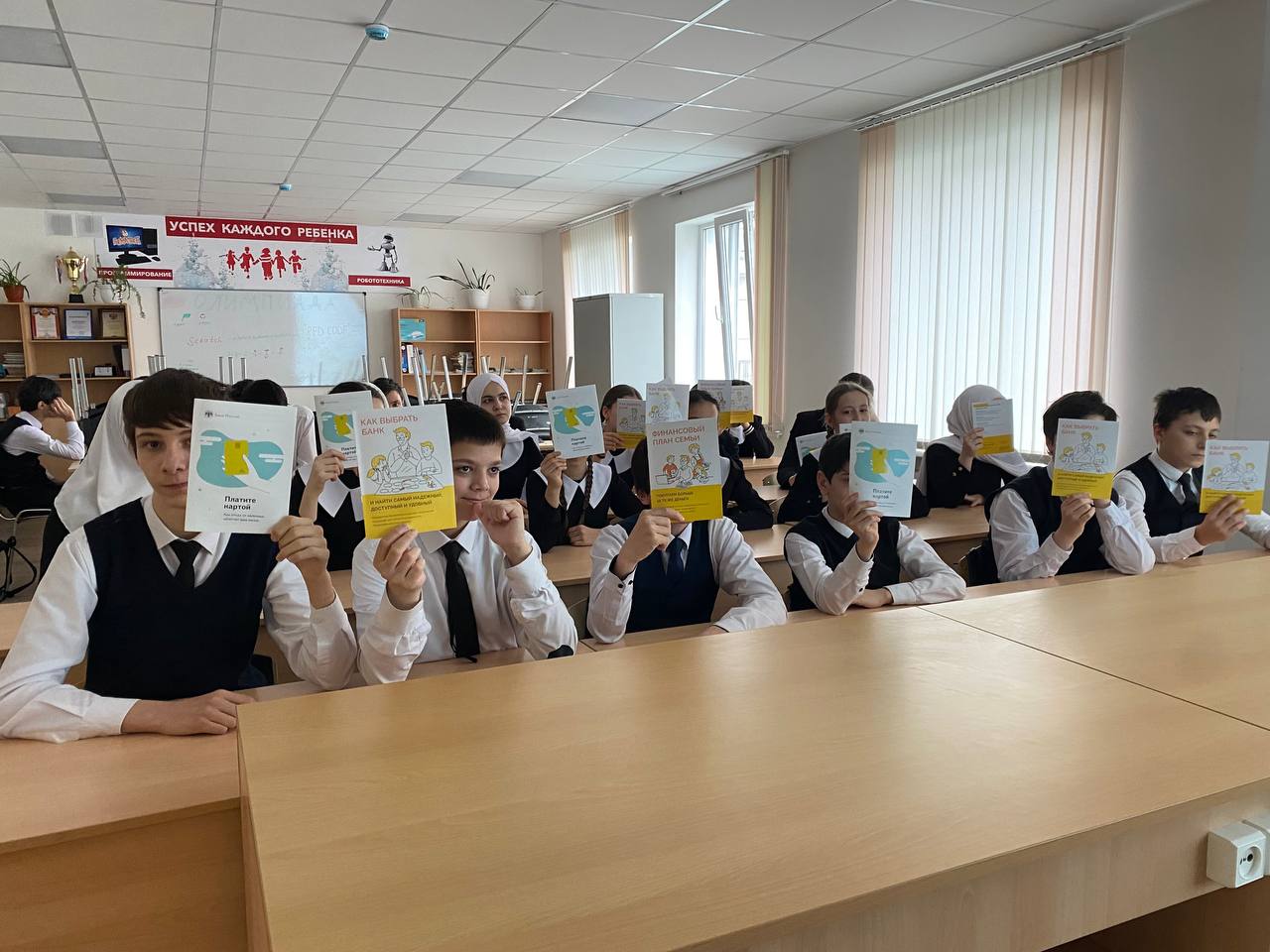 17 марта в рамках Всероссийского тематического урока по финансовой безопасности для учащихся 5-8 классов ГБОУ «СОШ № 8 г. Назрань» было проведено занятие на тему: «НЕдетские игры 2.0: как не стать участником финансовых преступлений»..