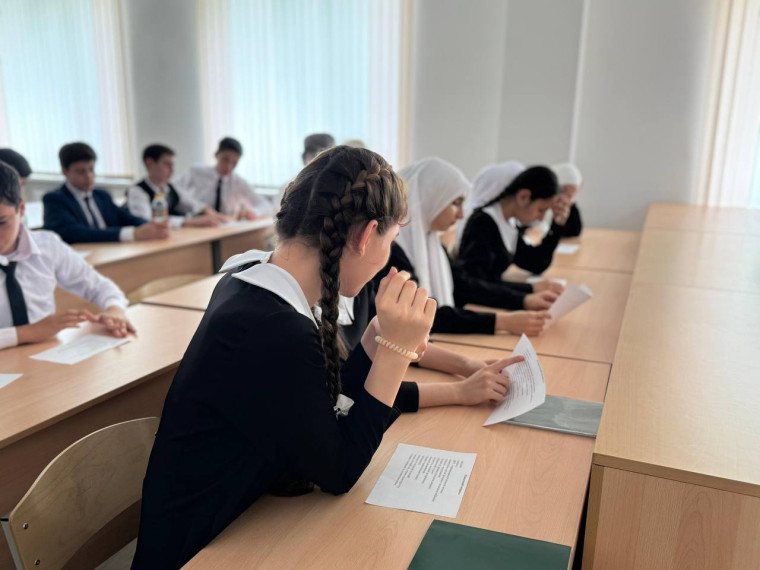 Сегодня состоялись классные часы, посвященные Дню солидарности в борьбе с терроризмом.В 8- классах классные руководители провели классные часы «Терроризму нет!» .